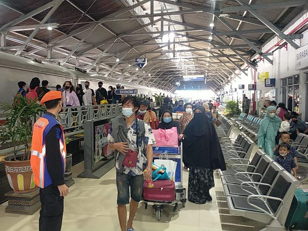 Stasiun Pasar Turi Mulai Dipadati Pemudik KA Jarak Jauh
