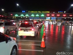 H-7 Lebaran,  Antrean Kendaraan Pemudik Mulai Terjadi di GT Cikatama