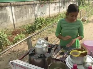 Viral Kisah Sarjana Jualan Teh di Pinggir Jalan, Begini Nasibnya Sekarang Viral Kisah Sarjana Jualan Teh di Pinggir Jalan, Begini Nasibnya Sekarang