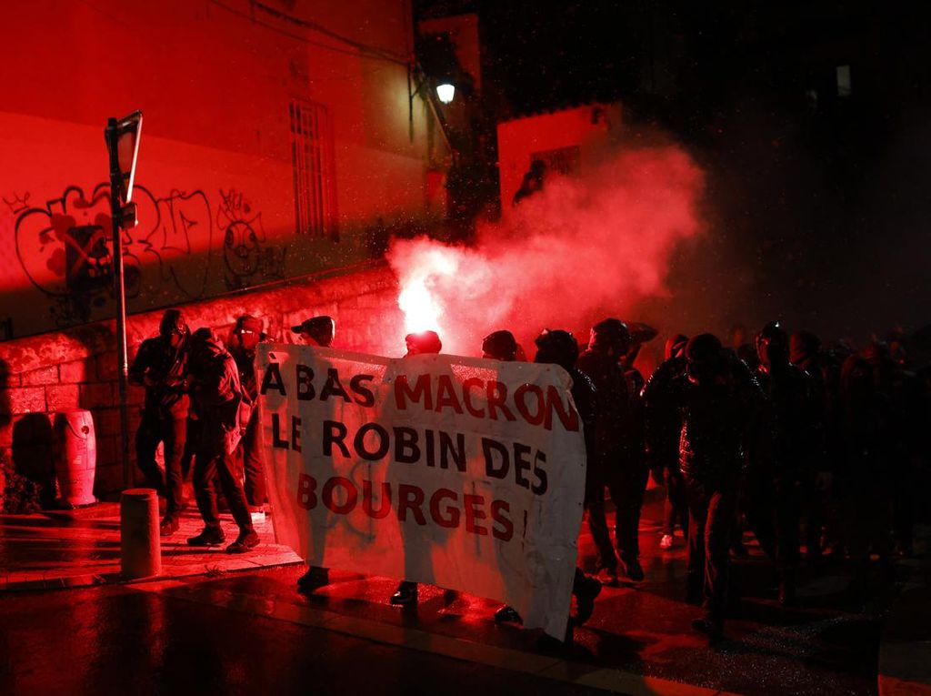 Polisi Bubarkan Paksa Aksi Protes Kemenangan Macron