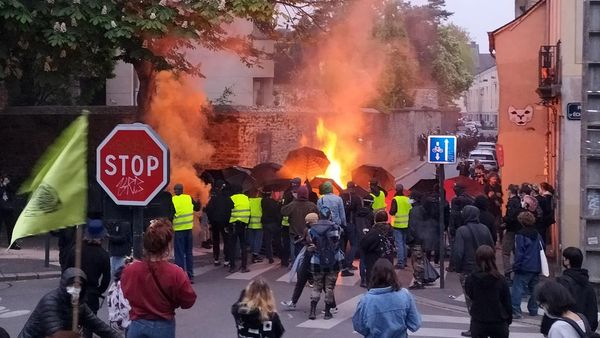 Tolak Kemenangan Macron, Warga Gelar Aksi Protes di Prancis