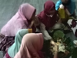 Uniknya Megibung, Tradisi Makan Bersama ala Kampung Islam Kepaon