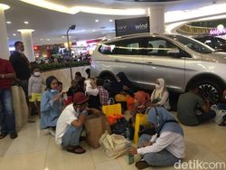 THR Cair, Warga Padati Mal Berburu Diskon Baju Lebaran