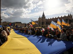 Solidaritas Rakyat Polandia Bentangkan Bendera Raksasa Ukraina