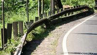 Waduh! Masih Ada Pagar Pembatas Jalan Rusak di Jalur Nagreg