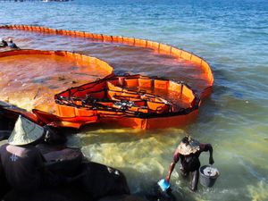 Waduh! Laut Lhokseumawe, Aceh Jadi Coklat Karena Tumpahan Solar