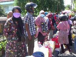 Antrean Mengular Warga Lumajang di Bawah Terik Matahari Demi Migor Curah