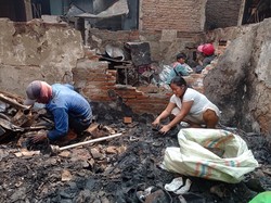 Cerita Ninih dan Aris Cari Cuan dari Rongsokan Sisa Kebakaran Pasar Gembrong