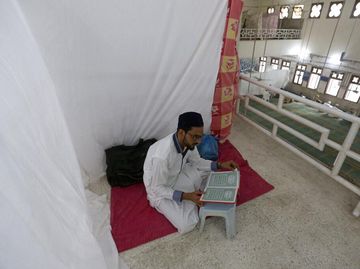 Warga Pakistan Khusyuk Iktikaf untuk Raih Lailatulqadar