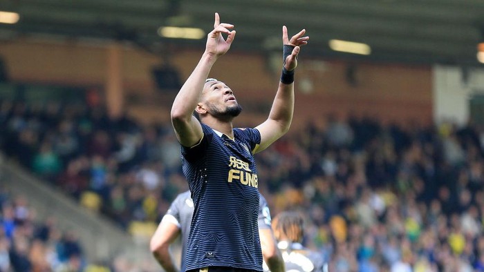NORWICH, ENGLAND - APRIL 23: Joelinton of Newcastle United celebrates after scoring their sides first goal during the Premier League match between Norwich City and Newcastle United at Carrow Road on April 23, 2022 in Norwich, England. (Photo by Stephen Pond/Getty Images)