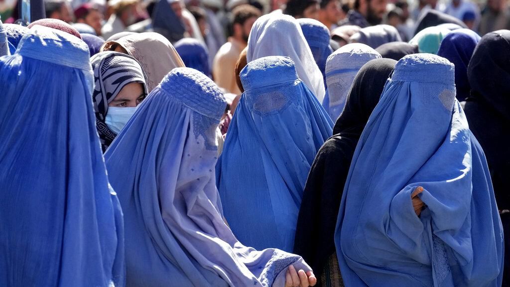 Warga Afghanistan Antre Paket Lebaran dari Raja Salman Warga Afghanistan Antre Paket Lebaran dari Raja Salman