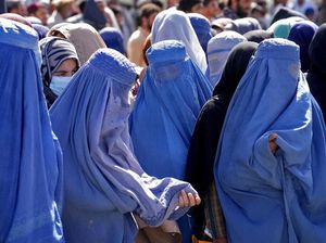 Warga Afghanistan Antre Paket Lebaran dari Raja Salman