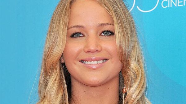 10 Foto Transformasi Gaya Riasan Artis, Dulu Alis Tipis Segaris Kini Tebal