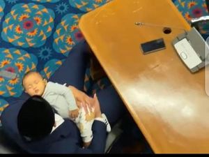 Momen Ketua F-PSI Gendong Anak Sambil Ikut Rapat Paripurna DPRD DKI