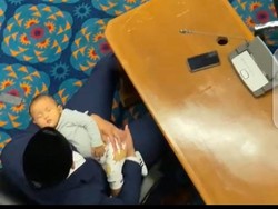 Momen Ketua F-PSI Gendong Anak Sambil Ikut Rapat Paripurna DPRD DKI