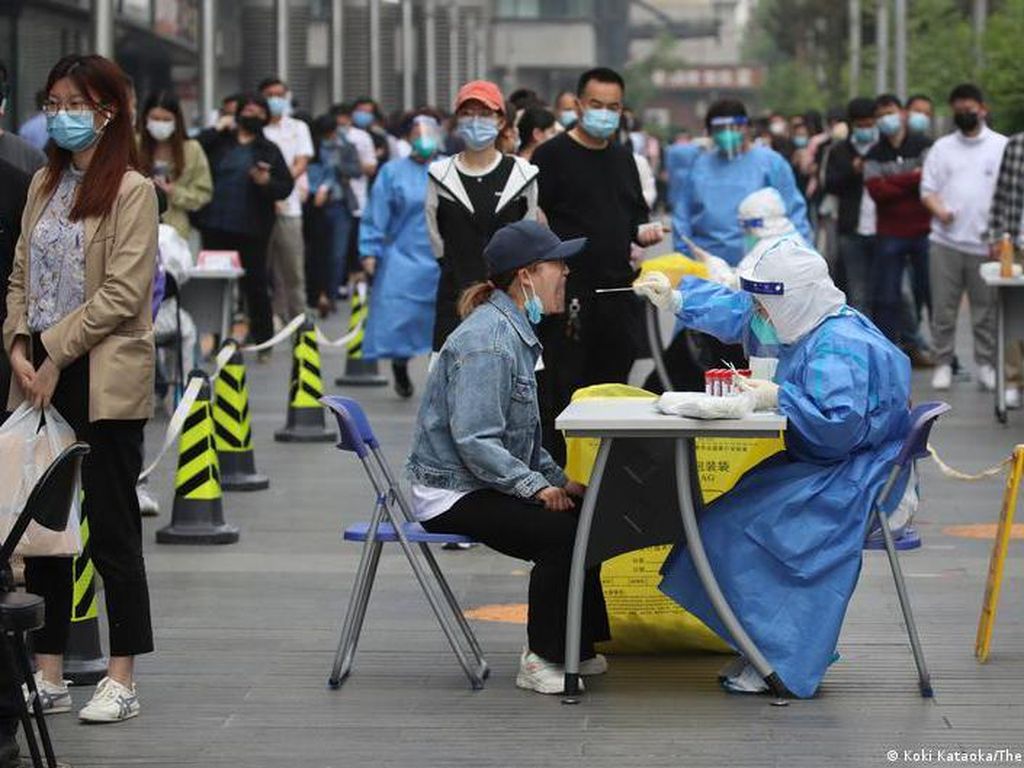 Antisipasi Lockdown Seperti Shanghai, China Perluas Tes COVID-19 di Beijing