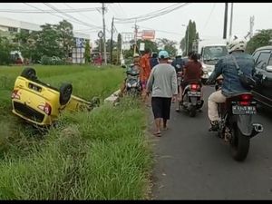 Ayla Nyungsep Terbalik ke Parit Sawah di Sidoarjo Ayla Nyungsep Terbalik ke Parit Sawah di Sidoarjo