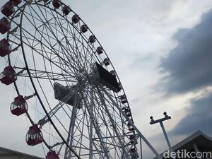 Foto: Sensasi Naik Bianglala Tertinggi di Indonesia