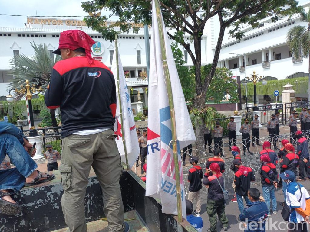 Demo Pra-May Day di Surabaya, Buruh Tuntut Pengusaha Bayar THR