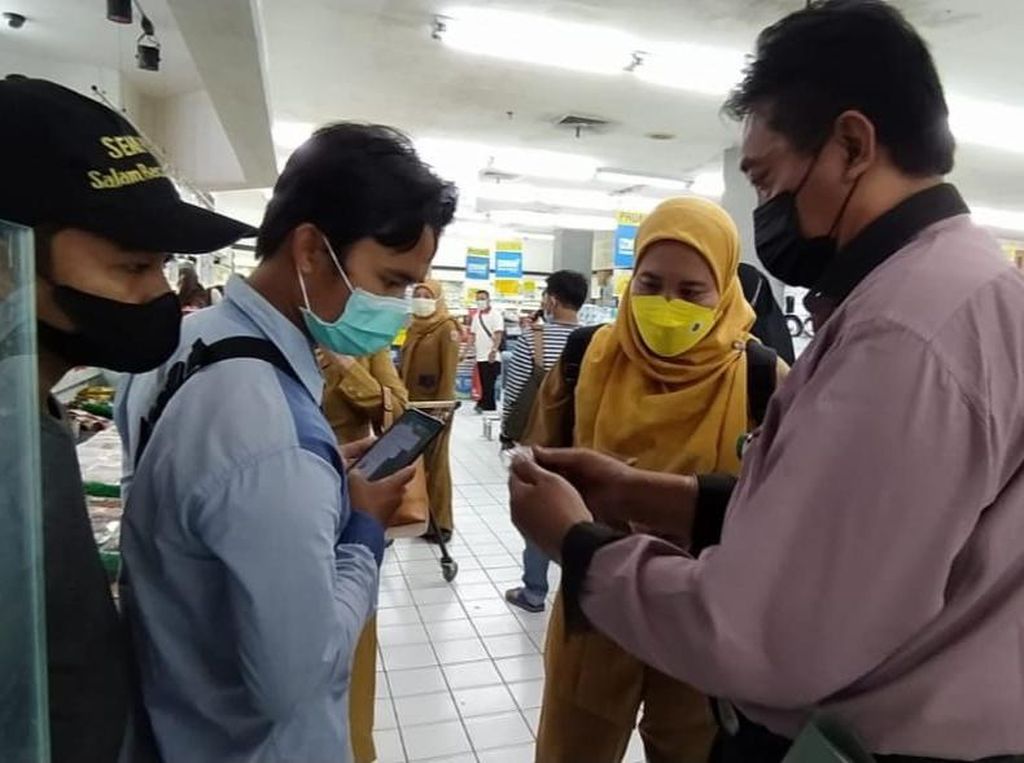 Petugas Gabungan Temukan Makanan Kedaluwarsa di Bangkalan