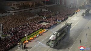 Disaksikan Kim Jong Un, Korut Pamer Alat Tempur di Parade Militer