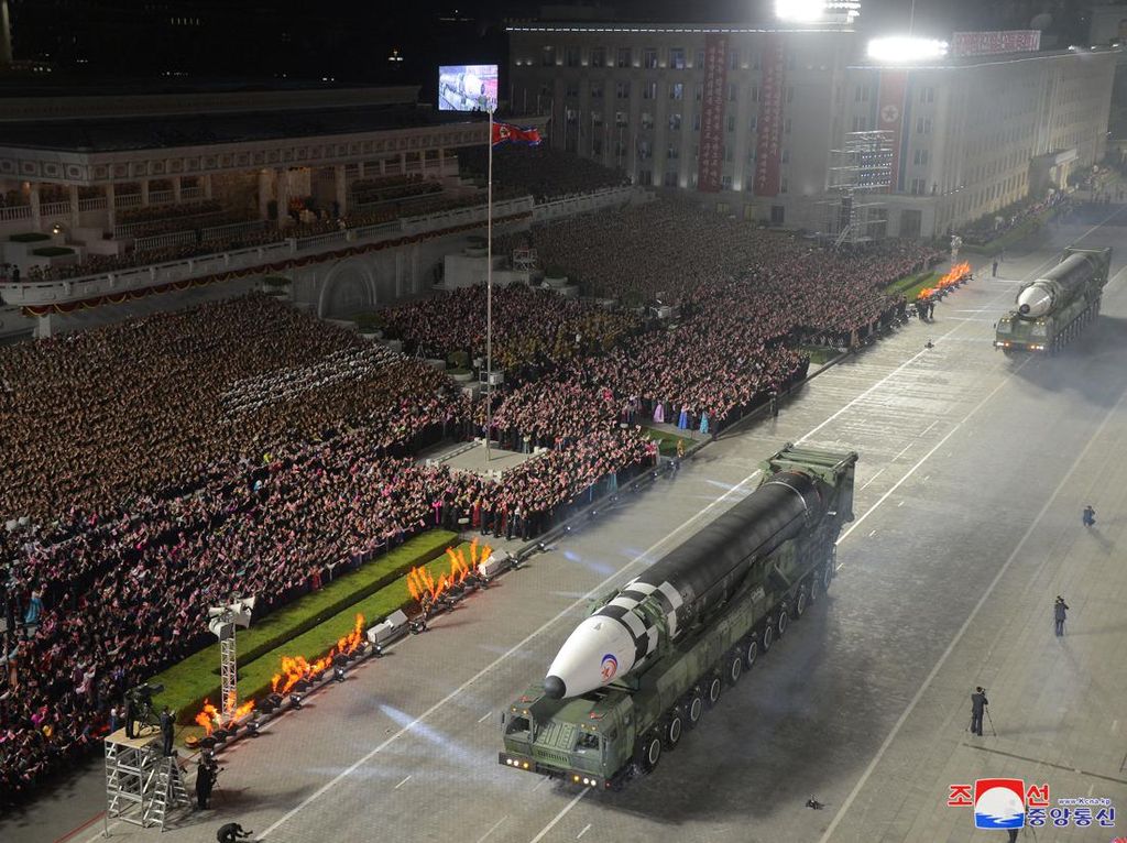 Disaksikan Kim Jong Un, Korut Pamer Alat Tempur di Parade Militer
