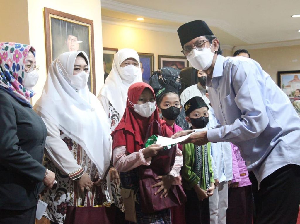 DPRD Surabaya Gelar Bukber & Beri Santunan ke Anak Yatim Piatu DPRD Surabaya Gelar Bukber & Beri Santunan ke Anak Yatim Piatu