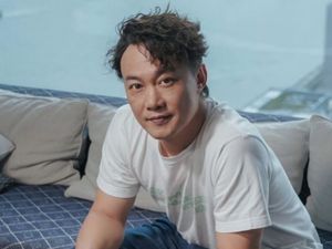 Stress Usai Lihat Saldo ATM, Penyanyi Hong Kong Ini Dihujat Netizen Stress Usai Lihat Saldo ATM, Penyanyi Hong Kong Ini Dihujat Netizen