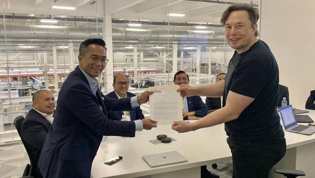 Elon Musk mendampingi Mentri Koordinator Luhut Binsar Pandjaitan bersama tim Marinvest, Duta Besar Rosan Roeslani dan beberapa teman pengusaha di Gigafactory Tesla yang terbaru (1000 Ha) di Austin, Texas. (Tangkapan layar Linkkedin)