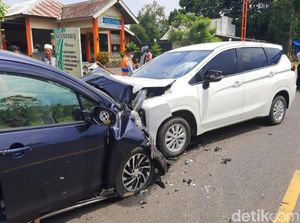 Xpander Adu Banteng dengan Ertiga di Banyuwangi, Satu Orang Patah Tulang Xpander Adu Banteng dengan Ertiga di Banyuwangi, Satu Orang Patah Tulang