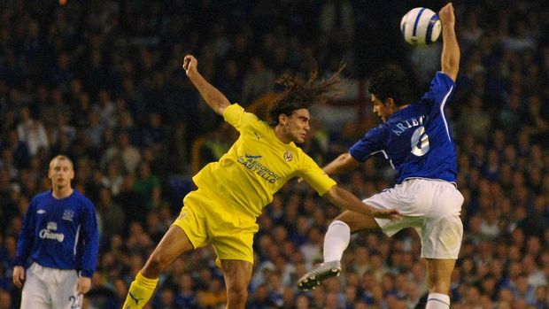 Everton's Mikel Arteta and Villarreal's Jan Pablo Sorin (L) during tonight's UEFA Champions League 3rd round qualifier at Goodison Park, Liverpool 09 August 2005. AFP Photo by Paul Barker (Photo by PAUL BARKER / AFP)