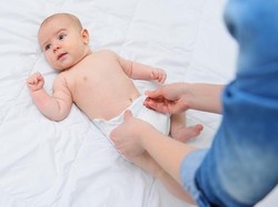 Perlu Diwaspadai! Ini 4 Hal yang Bisa Bikin Bayi Jarang BAB