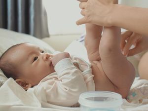 Arti 6 Warna Feses Bayi Pertanda Bahaya