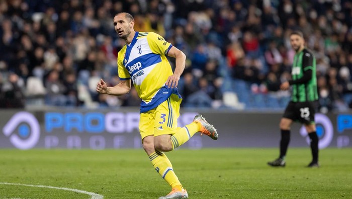 REGGIO NELLEMILIA, ITALY - APRIL 25: Giorgio Chiellini of Juventus looks on during the Serie A match between US Sassuolo and Juventus at Mapei Stadium - Citta del Tricolore on April 25, 2022 in Reggio nellEmilia, Italy. (Photo by Emmanuele Ciancaglini/Getty Images)