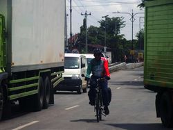 Gowes Indramayu-Semarang demi Lebaran di Kampung Halaman