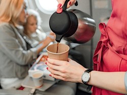Pramugari Kerap Jengkel Saat Penumpang Pesan Kopi, Kenapa Ya?