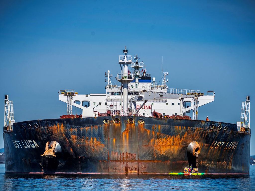 Ini Kapal Tanker Minyak Rusia yang Diblokir Greenpeace di Norwegia Ini Kapal Tanker Minyak Rusia yang Diblokir Greenpeace di Norwegia