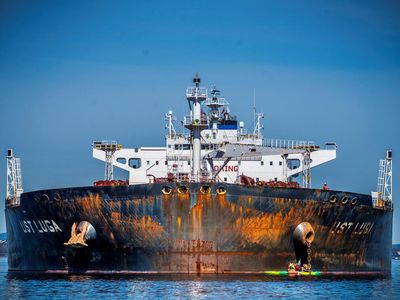 Ini Kapal Tanker Minyak Rusia yang Diblokir Greenpeace di Norwegia