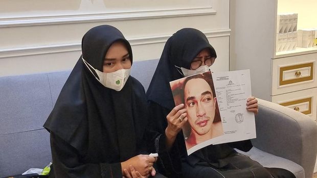 Istri Putra Siregar dan Ibunda Rico Valentino