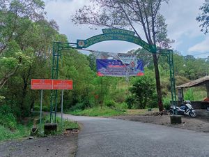 BKSDA Sebut Bule Penari Telanjang Mendaki Gunung Batur secara Ilegal BKSDA Sebut Bule Penari Telanjang Mendaki Gunung Batur secara Ilegal