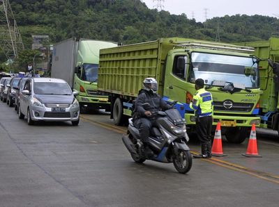 Jelang Lebaran, Pelabuhan Merak Ramai Pemudik