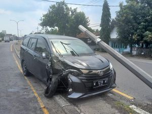 Calya Tabrak Tiang PJU di Jombang Gegara Sopir Ngantuk