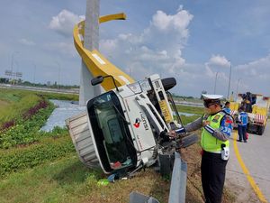 Truk Boks Terguling Setelah Tabrak Guard Rail Simpang Susun Tol Ngawi
