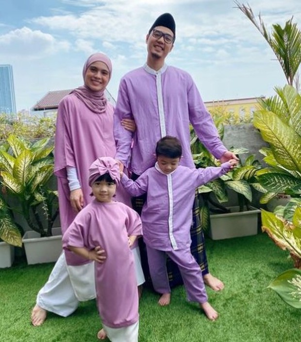 Tema warna ungu pastel menjadi outfit merayakan Idul Adha keluarga Nycta Gina dan Rizky Kinos