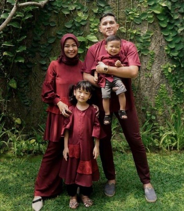 Keluarga Tantri dan Arda mengenakan outfit lebaran berwarna maroon