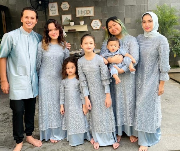Keluarga Ussy dan Andhika Pratama bersama kelima anak mereka mengenakan baju serba biru terang