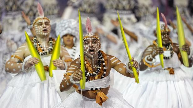 Dancers from the Rosas de Ouro samba school perform during a carnival parade in Sao Paulo, Brazil, Sunday, April 24, 2022. (AP Photo/Andre Penner)