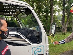 Puluhan Kendaraan di Tol Surabaya-Gempol Diberi Janur Kuning, Kenapa?