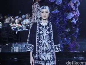 10 Koleksi Busana Denny Wirawan untuk Idul Fitri, Terinspirasi Ikat Uzbekistan