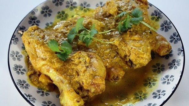 Opor ayam sudah menjadi makanan wajib yang ada di meja makan ketika jamuan di hari lebaran.